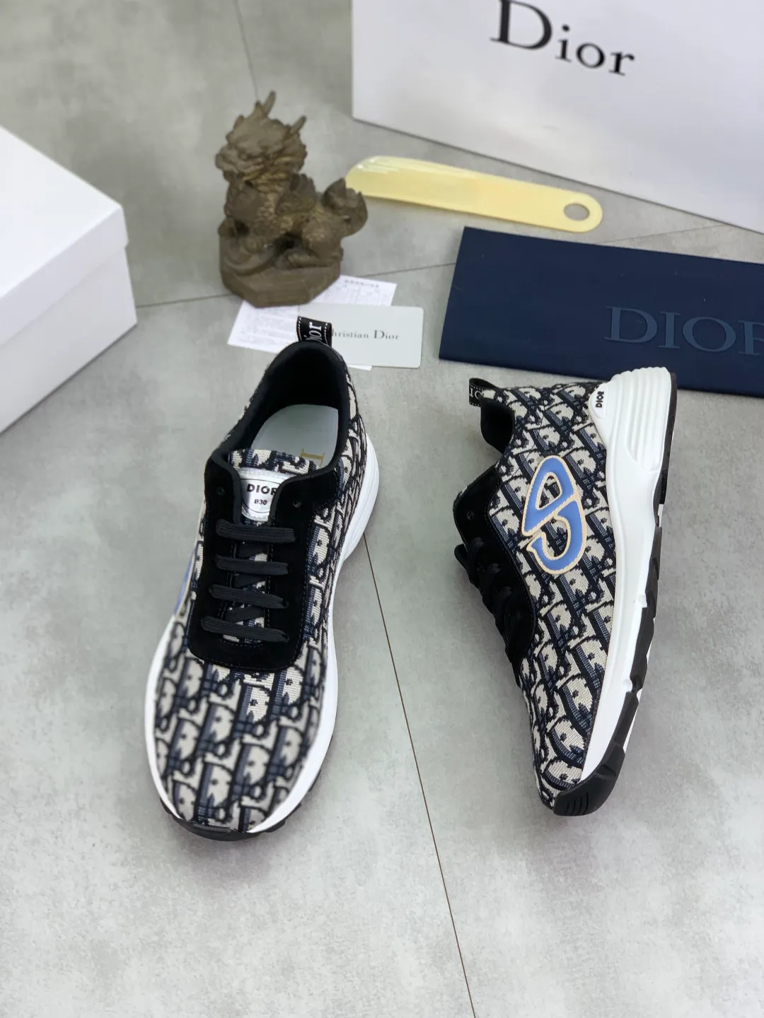 Men's shoes 💰P420 New Dior Chrono 2025 new product B30 series, in white and black fly woven series, decorated with computer-printed CD logo on both sides, star patch on the tongue and Dior logo on the heel, many details highlight the style. The interior is matched with the original color matching mesh, and the interior of the body is supported by low-temperature shaping sheets, and is filled with light feather cotton to keep the interior full and soft against the feet. The exclusive open-molded outsole adopts a one-piece molding process, so there is no need to worry about problems such as the opening and falling of sole decorative accessories. It is light and comfortable to wear, yet strong and wear-resistant. The two-color shoelaces are accessorized with exquisite metal five-pointed star pendants, creating a high-end, trendy and casual look at all times. Color: 5️⃣ colors available, code number: 38-44 (45 customized)